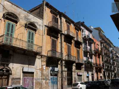 Al civico 29 di via Abbrescia, ci troviamo infine di fronte a un palazzo di inizio secolo all�apparenza abbandonato...
